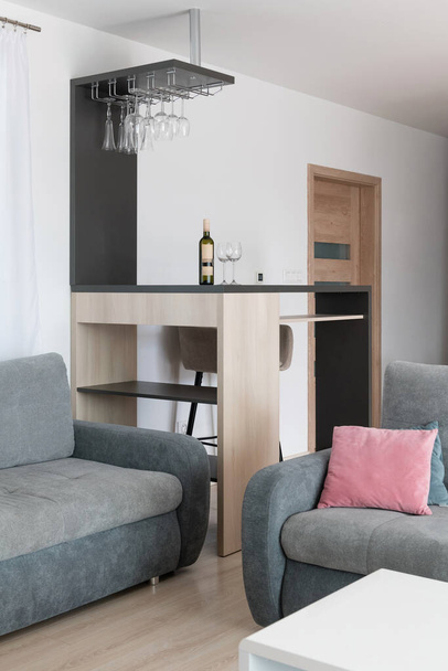 Obývací pokoj s barovou stoličkou v moderním domě - Fotografie, Obrázek