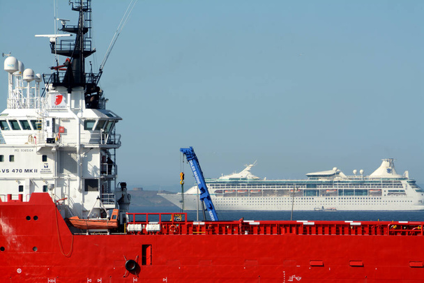  Büyük ticaret gemileri ve lüks yolcu gemileri okyanuslara açılır ve limanlarda konuşlanır.. - Fotoğraf, Görsel