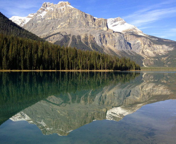 Blick auf den Emerald Lake, British Columbia, Kanada. Die Rocky Mountains spiegeln sich deutlich in diesem schönen See wider. - Foto, Bild