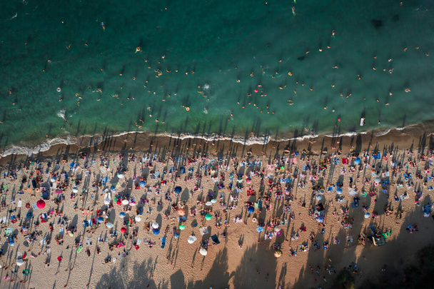 Luftaufnahme von Menschenmassen am Strand - Foto, Bild