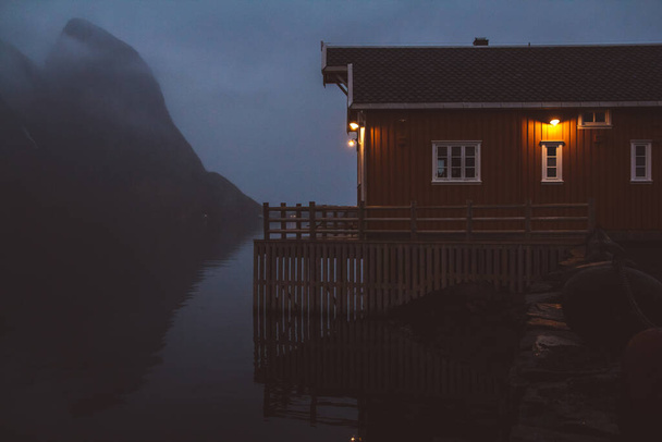Норвегия рорбу дома и горные породы над фьордом ландшафт скандинавский вид на Лофотенские острова. - Фото, изображение