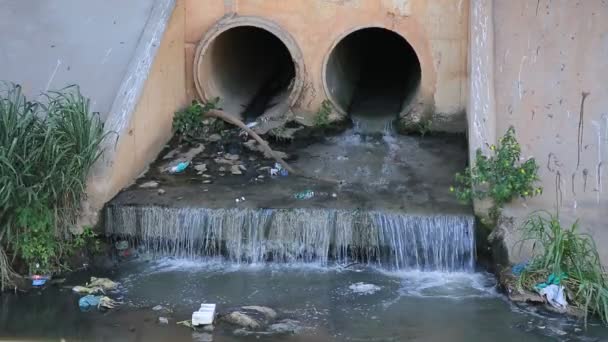 Salvador, Bahia, Brazylia - 30 grudnia 2020: rura kanalizacyjna w kanale ściekowym na Rio Camurugipe, w mieście Salvador. - Materiał filmowy, wideo