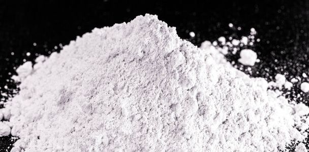Bariumchlorid, eine in der Metallurgie weit verbreitete Substanz zur Temperierung von Salzen, mit dem Ziel, die Härte von Eisenlegierungen und Stählen zu erhöhen - Foto, Bild
