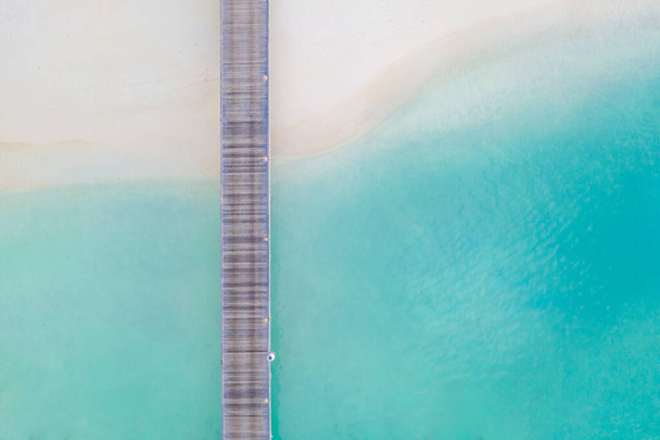 Légi kilátás a hosszú mólóra az óceán felé - Fotó, kép