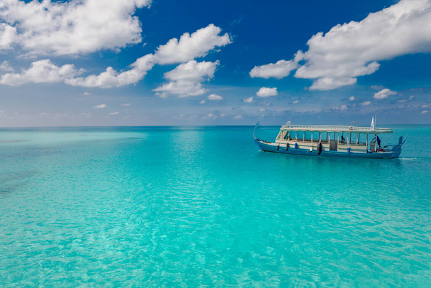 Дивовижне літнє узбережжя. Мальдівські дерев'яні човни, Доні на приголомшливій блакитній океанській лагуні. Розслаблення морського мису, Мальдівський трубопровід і дайвінг рекреаційної діяльності, туристичний концепт - Фото, зображення