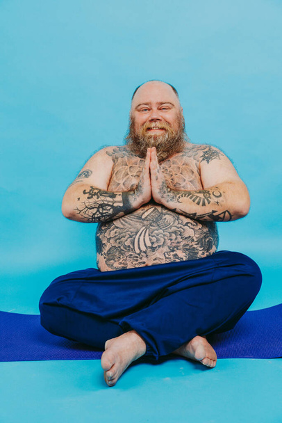 Funny fat man doing yoga meditation, funny and ironic character - Foto, Bild