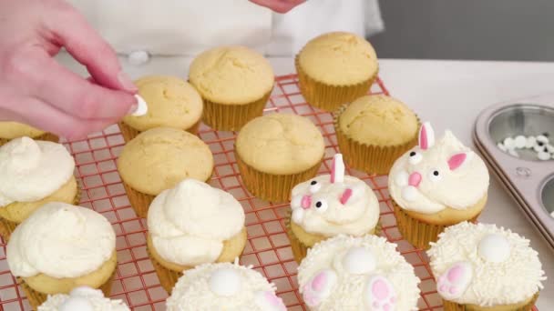 Düz yatıyordu. Paskalya için beyaz kremalı ve tavşan kulaklı vanilyalı kekler.. - Video, Çekim