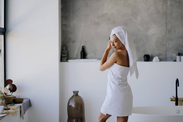 Modello femminile in asciugamano bianco. Donne, concetto di bellezza e igiene. - Foto, immagini