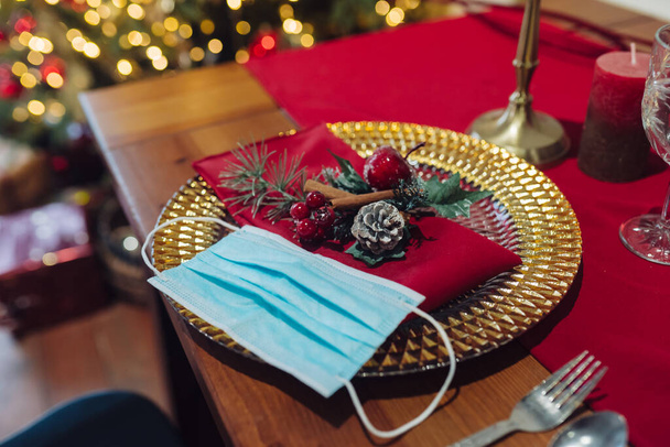 Koristeellinen joulupöytä, lähikuva. Joulu aikana coronavirus, käsite - Valokuva, kuva
