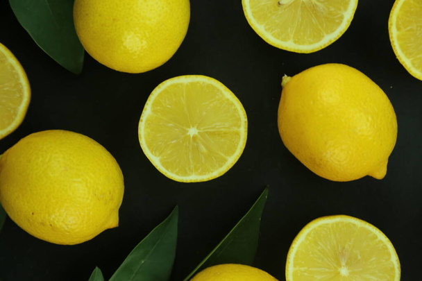 Grupo de limones con hojas, aislados sobre fondo - Foto, Imagen