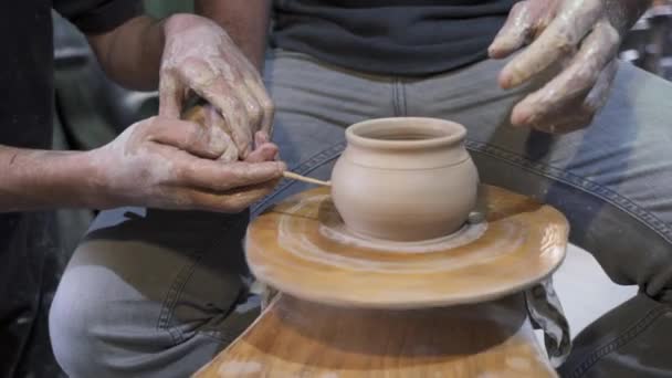 Fare una pentola di argilla fatta a mano in laboratorio. Lezione di ceramica con maestro. - Filmati, video