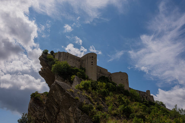 Roccascalegna, el castillo medieval. El castillo de Roccascalegna es una estructura defensiva situada en el municipio de Roccascalegna, en la provincia de Chieti.. - Foto, imagen