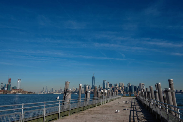 Пирс с видом на город в Нью-Йорке - Фото, изображение
