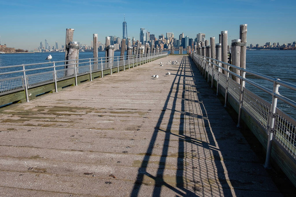 Pier mit Blick auf die Stadt in New York - Foto, Bild