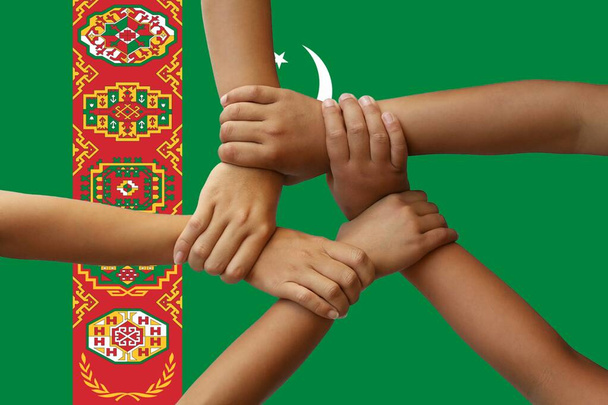 Turkmenistanin lippu, monikulttuurinen nuorisoryhmä - Valokuva, kuva