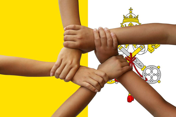 vatikanische Stadtfahne, Integration einer multikulturellen Gruppe junger Menschen - Foto, Bild