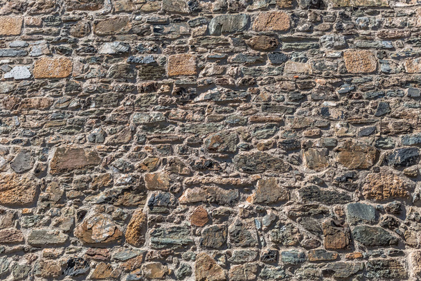 Middeleeuwse architectuur texturen, gedetailleerde fort muur metselwerk schist en graniet mix... - Foto, afbeelding