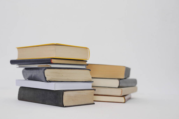 Beyaz arkaplan üzerine kitap yığını - Fotoğraf, Görsel