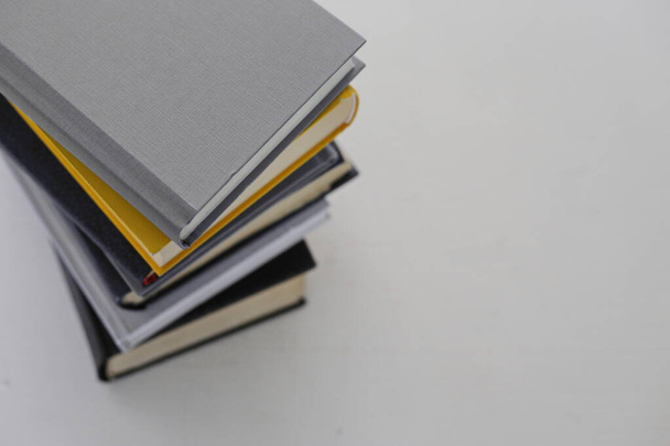 Montón de libros sobre fondo blanco - Foto, Imagen