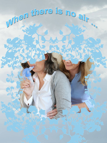 Mujer irreconocible en un marco azul utiliza un inhalador debido a la falta de aliento en frente del cielo - Foto, Imagen