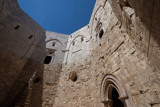 Andria, Apulien, Castel del Monte. Castel del Monte ist eine Festung aus dem 13. Jahrhundert, die vom Kaiser des Heiligen Römischen Reiches Friedrich II. auf der Hochebene der westlichen Murge in Apulien erbaut wurde.. - Foto, Bild