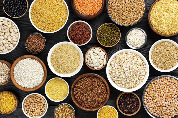 Farklı tahıllar, taneler, tohumlar ve fasulyeler, kopya alanı ile üst görünüm - Fotoğraf, Görsel