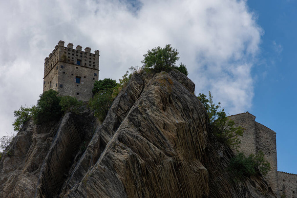 Roccascalegna, keskiaikainen linna. Roccascalegnan linna on puolustusrakenne, joka sijaitsee Roccascalegnan kunnassa Chietin maakunnassa.. - Valokuva, kuva