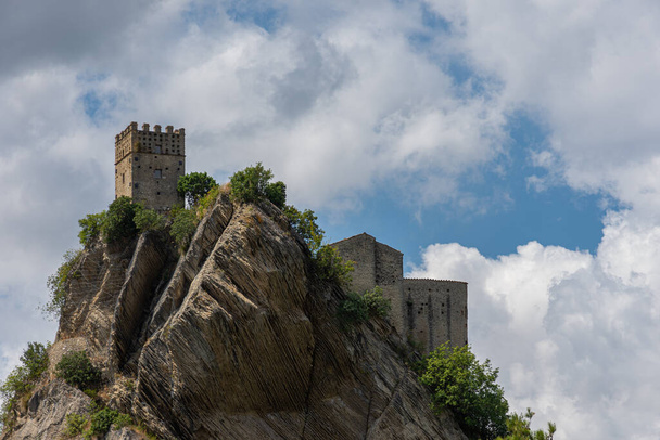 Roccascalegna, el castillo medieval. El castillo de Roccascalegna es una estructura defensiva situada en el municipio de Roccascalegna, en la provincia de Chieti.. - Foto, Imagen