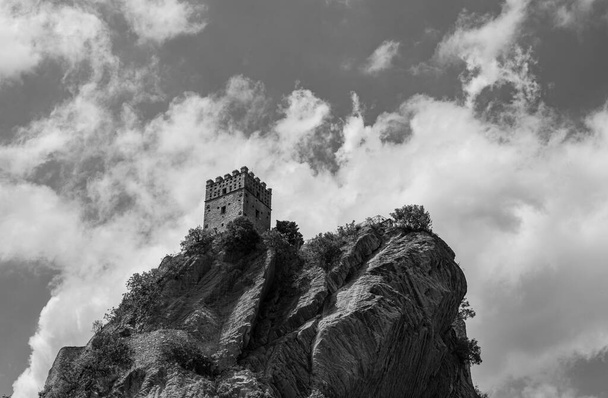 Roccascalegna, el castillo medieval. El castillo de Roccascalegna es una estructura defensiva situada en el municipio de Roccascalegna, en la provincia de Chieti.. - Foto, Imagen