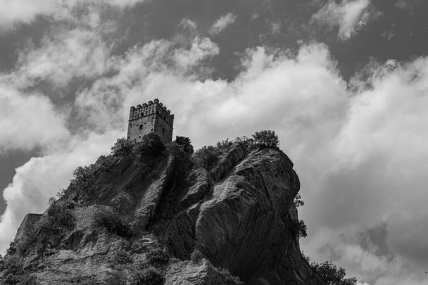 Roccascalegna, keskiaikainen linna. Roccascalegnan linna on puolustusrakenne, joka sijaitsee Roccascalegnan kunnassa Chietin maakunnassa.. - Valokuva, kuva
