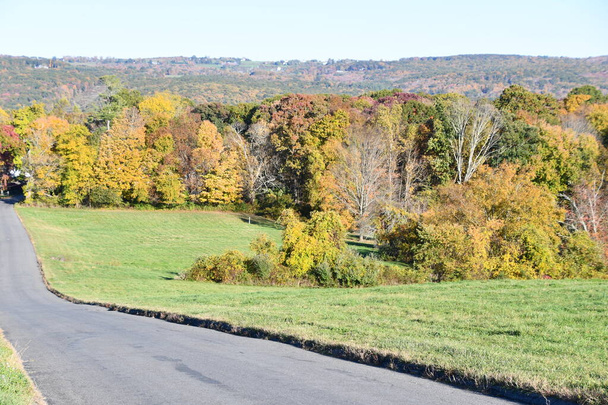 Pohled na podzimní barvy v Litchfield Hills z New Milford, Connecticut - Fotografie, Obrázek