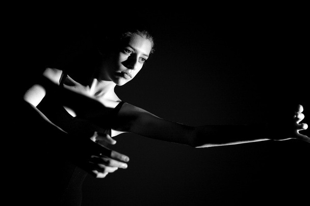 ασπρόμαυρο πορτρέτο του εφηβική χορεύτρια - Φωτογραφία, εικόνα