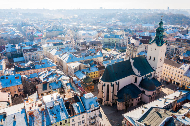 LVIV, UKRAINE - LUTY 6, 2016: Widok na centrum miasta z Urzędu Miasta Lwowa. Zabytkowy krajobraz starego miasta. - Zdjęcie, obraz