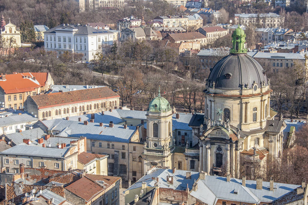 LVIV, UKRAINE - 6 Şubat 2016: Lviv Belediyesi 'nden şehir merkezinin görüntüsü. Tarihi eski şehir manzarası. - Fotoğraf, Görsel