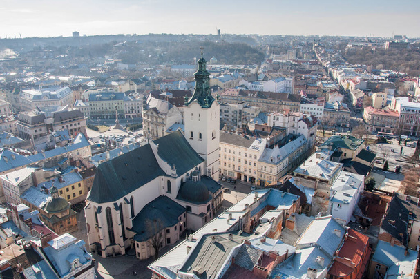 LVIV, UKRAINE - 6 Φεβρουαρίου 2016: Άποψη του κέντρου της πόλης από το δημαρχείο του Lviv. Ιστορικό τοπίο της παλιάς πόλης. - Φωτογραφία, εικόνα