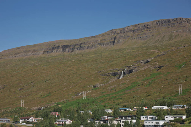 Маленький город Эскифьодур, расположенный на востоке Исландии, окружен красивыми пейзажами.. - Фото, изображение
