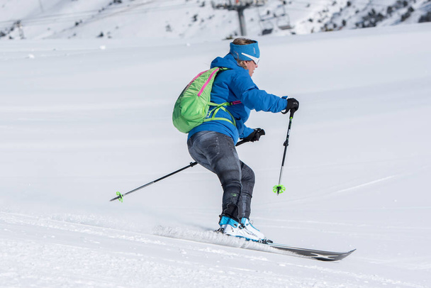 Grandvalira, Andorra: 2020 31 dicembre: Donna pratice Scialpinismo sui Pirenei in Andorra nel 2020. - Foto, immagini