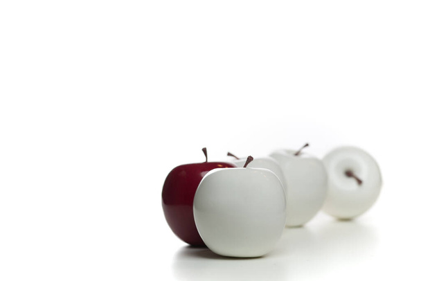 Χρωματιστά μήλα σε λευκό και κόκκινο με λευκό φόντο. Μεμονωμένη οριζόντια - Φωτογραφία, εικόνα