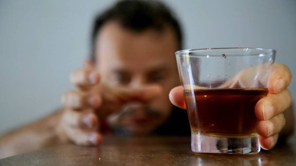 salvador, bahia, brasil - 31 de dezembro de 2020: o alcoólatra é visto ao lado de um copo de bebida alcoólica na cidade de Salvador. * * * Legenda local * * - Foto, Imagem