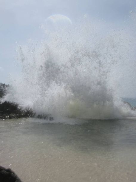 Starke Welle trifft Felsen durch Gischt - Foto, Bild