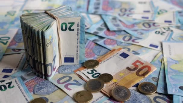 Χρήματα, τραπεζογραμμάτια και κέρματα ευρώ που πέφτουν, νόμισμα της Ευρωπαϊκής Ένωσης (ευρώ) - Πλάνα, βίντεο