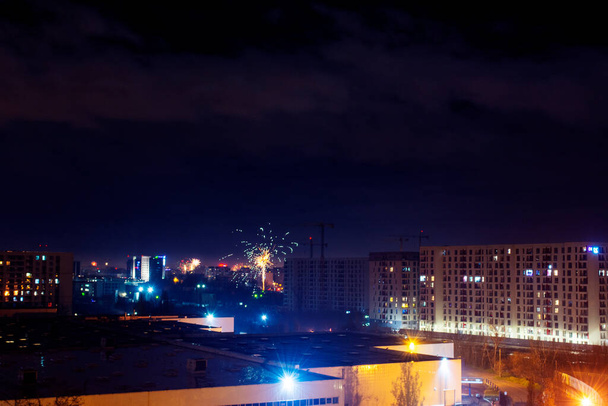 Firworks em Bucareste, Romênia em 01 de janeiro de 2021 depois da meia-noite às 12: 00 AM - Foto, Imagem