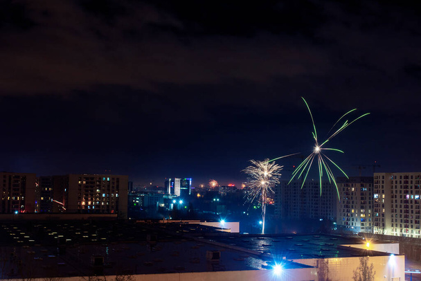 Firworks em Bucareste, Romênia em 01 de janeiro de 2021 depois da meia-noite às 12: 00 AM - Foto, Imagem