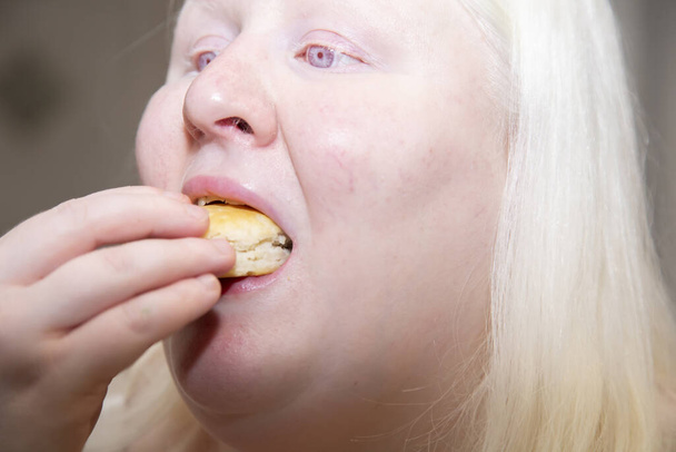 まだバターミルクビスケットを食べている女性 - 写真・画像