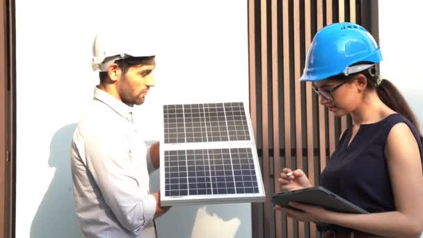 Ingegneri uomo confronto di efficienza pannello solare concetto di energia rinnovabile di lavoro. Specialisti riuniti per i test all'aperto Modulo celle fotovoltaiche. - Filmati, video
