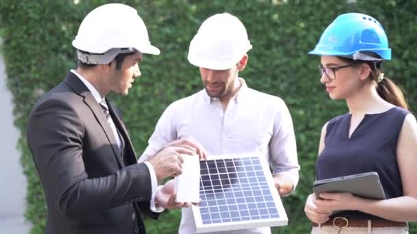 engineer and businessman planning ecology project. Meeting Innovative Solar Panel Battery Concept of Renewable Energy Working. Specialists Gathered for Outdoor testing Photovoltaic cells module. - Footage, Video