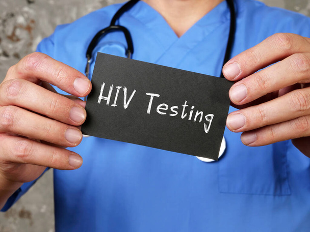 Medizinisches Konzept bedeutet HIV-Test mit Phrase auf dem Blatt - Foto, Bild