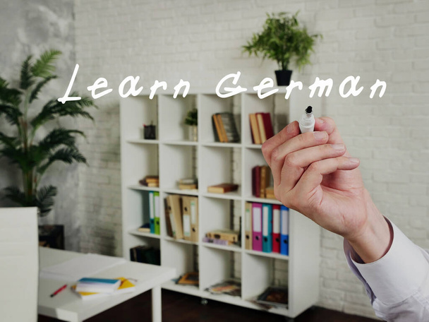 Koncepcja biznesowa dotycząca nauki niemieckiego z napisem na arkuszu - Zdjęcie, obraz