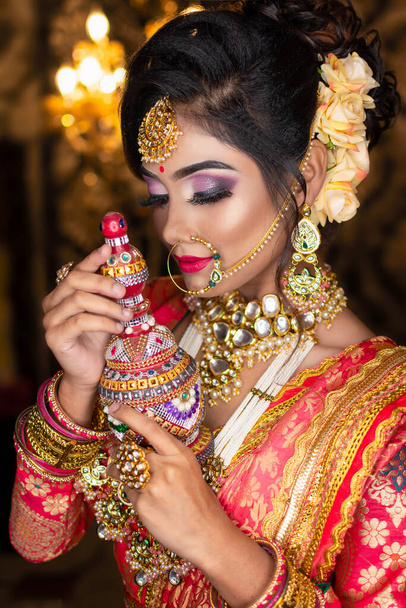 Портрет дуже красивої індійської нареченої з традиційною дерев'яною сиркою або картонною коробкою в руці.. - Фото, зображення