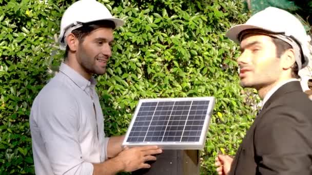 Ingenieure Mann mit Effizienz Solarpaneel-Konzept der erneuerbaren Energien arbeiten. Spezialisten für die Prüfung von Photovoltaik-Zellen im Freien versammelt. - Filmmaterial, Video